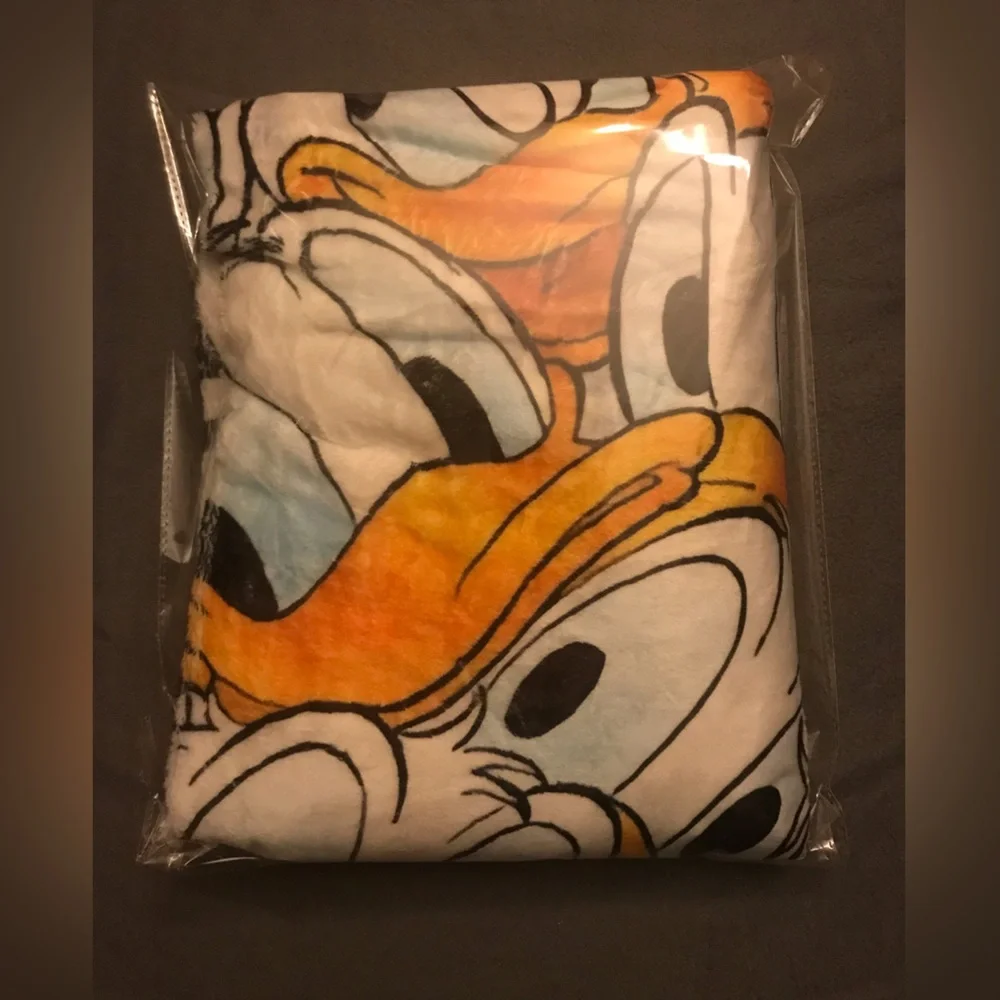 NEW Donald Duck Fleece Throw Blanket